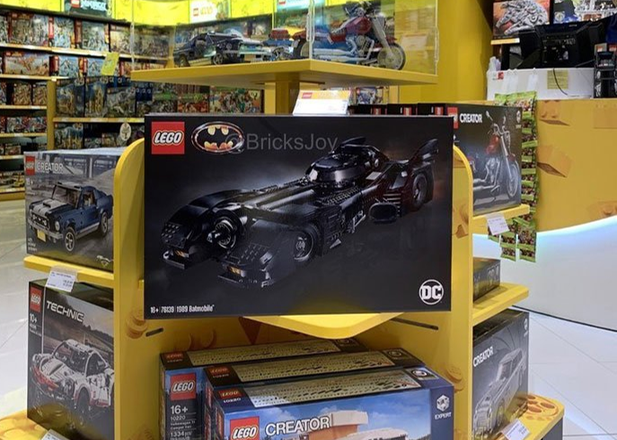 76139 1989 Batmobile at Billund Airport Brickset